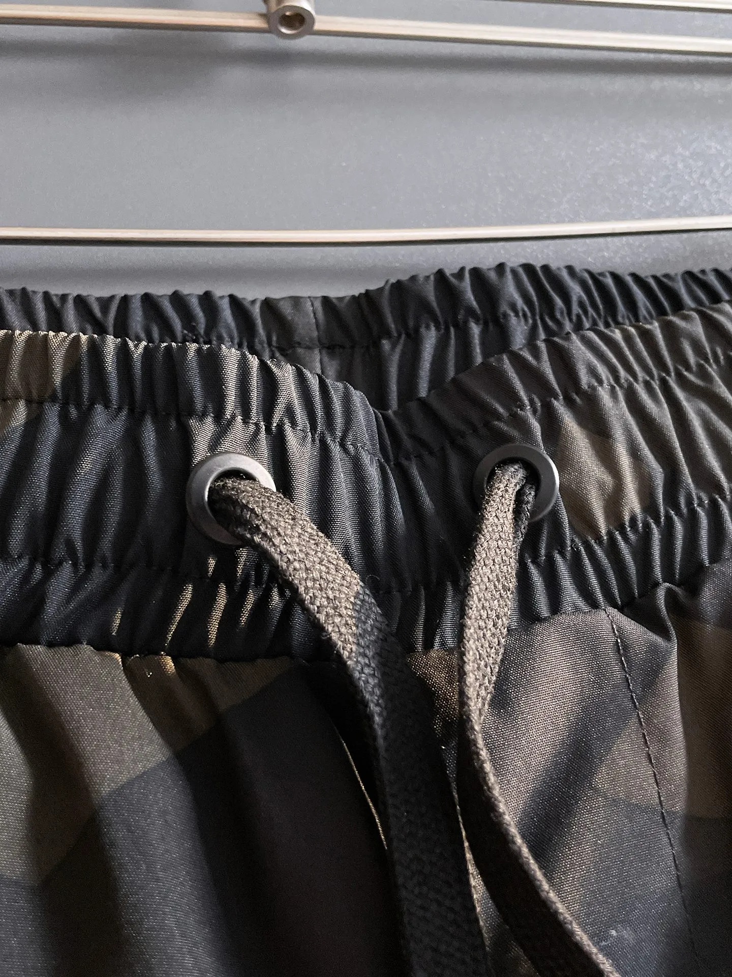 P490 Big Goose 25ss new autumn and winter thickened warm down pants are here🔥A must-have for winter, outdoor windproof, temperature-locking and warm. Made of professional-grade outdoor windproof, waterproof and breathable fabric. Lining is 90% white duck down filling. Lightweight design. Lightweight and warm. Seamless gluing process on the inside. Made of light and bold-proof velvet fabric to effectively prevent velvet running. Original hardware accessories. Classic logo matching. Simple and versatile. The upper body is stylish and not bulky. The style is the same for men and women! Size: M-3XL.